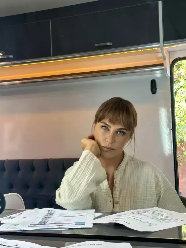 Hülya Avşar'dan yeni imaj! 'Set zamanı' notuyla geri döndü