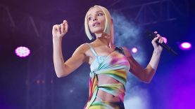 Gülşen, Konserinde Kendisine Para Atan Bir Seyirciye, Üzerinde Atatürk Var