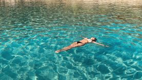 YONCA EVCİMİK’YEN GENÇLERETAŞ ÇIKARAN POZLAR 62 YAŞINA İNANMAK ZOR