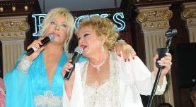 Emel Sayın'dan Muazzez Abacı'ya Duygusal Veda