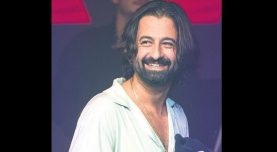 3.5 Saat Şarkı Söyledi