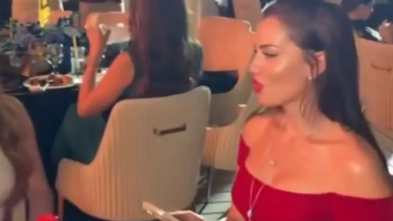 Fahriye Evcen, Burak Özçivit'i Gösterip Bu Benim Kocam